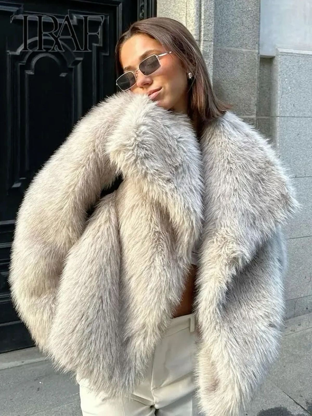 Abrigo de piel lujoso y cálido con gran cuello