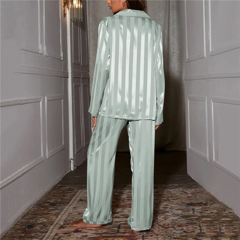Conjunto de pijama de seda con estilo